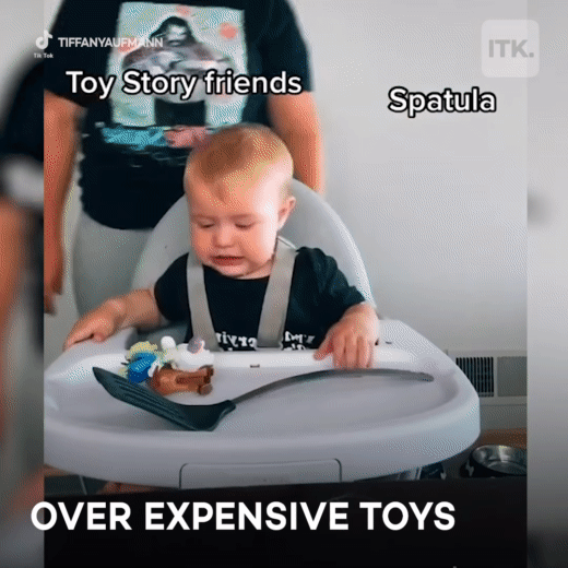 Bố mẹ nào cũng liên tục mua đồ chơi mới cho con nhưng trẻ nhỏ có thực sự thích hay không, xem clip này sẽ rõ-3