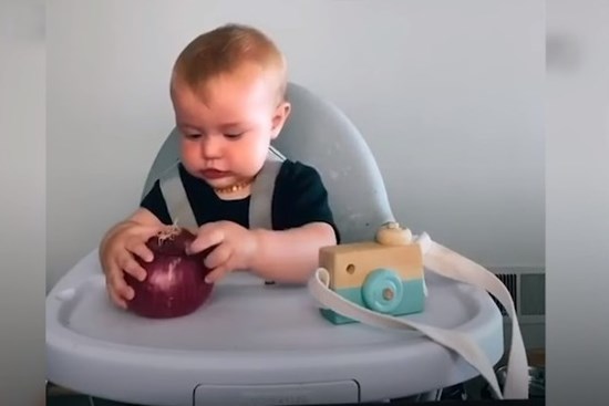 Bố mẹ nào cũng liên tục mua đồ chơi mới cho con nhưng trẻ nhỏ có thực sự thích hay không, xem clip này sẽ rõ