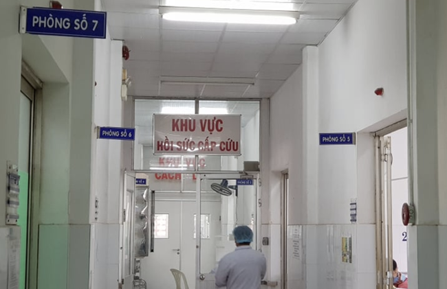 Người đàn ông bị rắn hổ chúa nặng 4,5kg cắn, tay vẫn nắm chặt đầu rắn vào viện giờ ra sao?-1