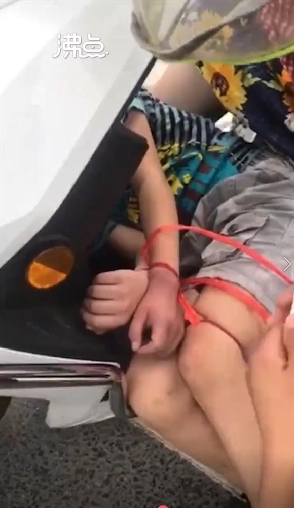 Người phụ nữ chở theo một cậu bé bị trói nghi là bắt cóc, cảnh sát liền chặn lại nhưng chân tướng sự việc khiến họ ngẩn người-2