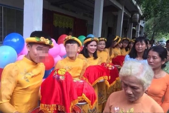 Khi nhà gái thiếu người đỡ lễ, cứ nhìn 2 nhân vật đứng đầu hàng sẽ rõ cách giải quyết