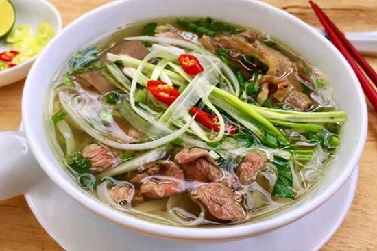 Đầu bếp nước ngoài dạy cách làm bún bò chuẩn vị Việt