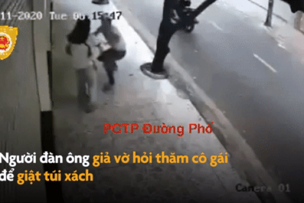 Xe máy va chạm với xe phía trước, bị ôtô đâm trúng-1