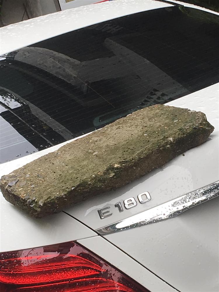 Phiến đá rêu xanh nằm chềnh ềnh trên đuôi xe Mercedes tiền tỷ, nghi do nguyên nhân rất phổ biến với các tài xế-1