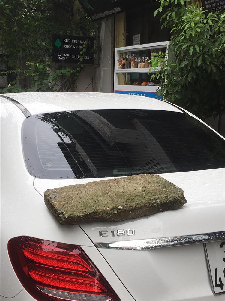 Phiến đá rêu xanh nằm chềnh ềnh trên đuôi xe Mercedes tiền tỷ, nghi do nguyên nhân rất phổ biến với các tài xế-2