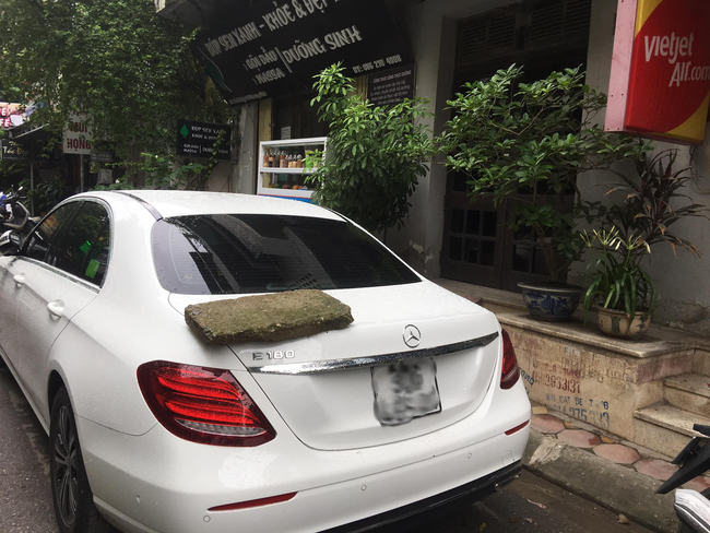 Phiến đá rêu xanh nằm chềnh ềnh trên đuôi xe Mercedes tiền tỷ, nghi do nguyên nhân rất phổ biến với các tài xế-3
