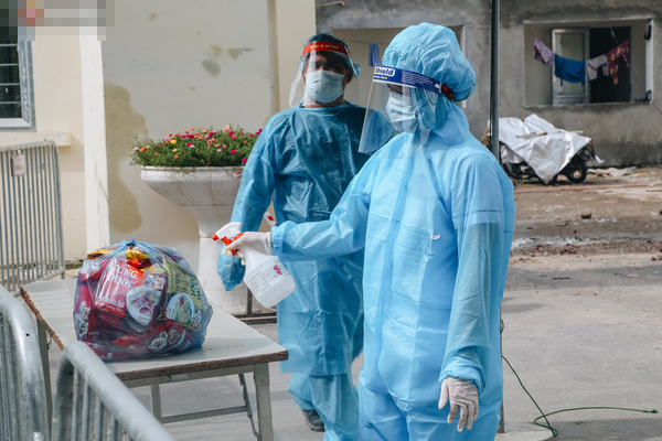 Bé trai sơ sinh nghi bị mẹ ném trong khe tường ở Hà Nội: Sức khỏe tạm ổn định, vẫn chưa tìm được người thân-3