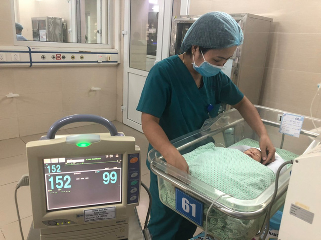 Bé trai sơ sinh nghi bị mẹ ném trong khe tường ở Hà Nội: Sức khỏe tạm ổn định, vẫn chưa tìm được người thân-2