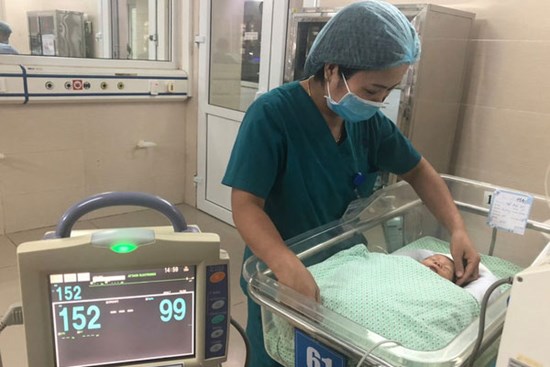 Bé trai sơ sinh nghi bị mẹ ném trong khe tường ở Hà Nội: Sức khỏe tạm ổn định, vẫn chưa tìm được người thân