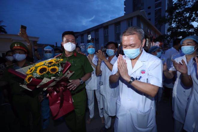 Bệnh viện E dỡ bỏ phong tỏa, tiếp tục đón bệnh nhân-1