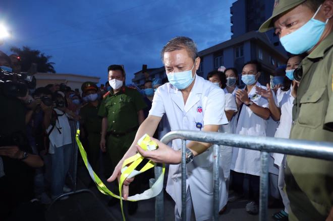 Bệnh viện E dỡ bỏ phong tỏa, tiếp tục đón bệnh nhân-2