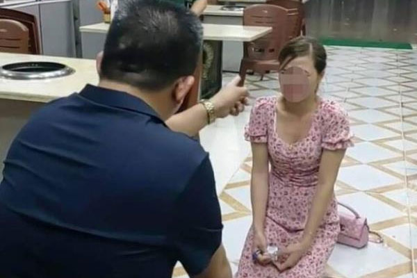 Không chỉ bắt quỳ, chủ quán nướng ở Bắc Ninh còn cầm dép tát vào mặt cô gái-1