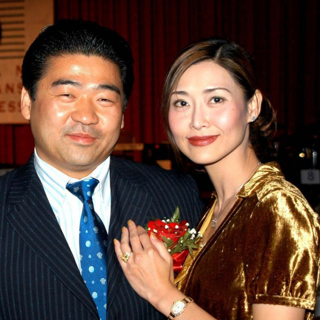 Nữ hoàng phim 18+” đình đám xứ Cảng Thơm: Bỏ hào quang showbiz để trở thành cô dâu hào môn, ở tuổi 53 lần đầu đối diện với sóng gió cuộc đời-4