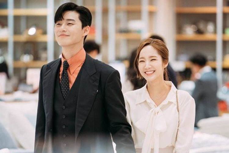 Đưa mẹ sang nói chuyện người lớn, nhìn bố chồng cúi đầu xuống bàn tôi lập tức hủy hôn-1