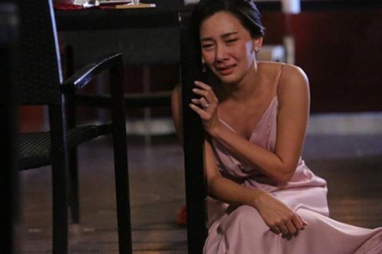 Đưa mẹ sang nói chuyện người lớn, nhìn bố chồng cúi đầu xuống bàn tôi lập tức hủy hôn