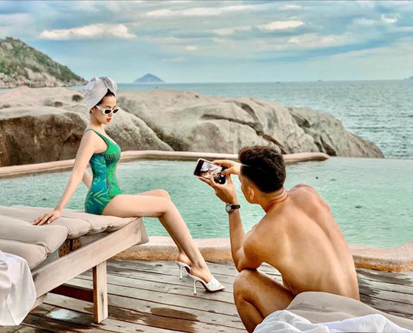 Trên đời luôn có một người như chồng Tâm Tít, gắng sức chụp ảnh cho vợ đến trẹo cả xương sống, chuẩn doanh nhân bên ngoài nhiều tiền bên trong chiều vợ-1