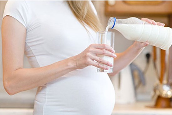 Bà bầu uống sữa tươi không đường có tốt không?