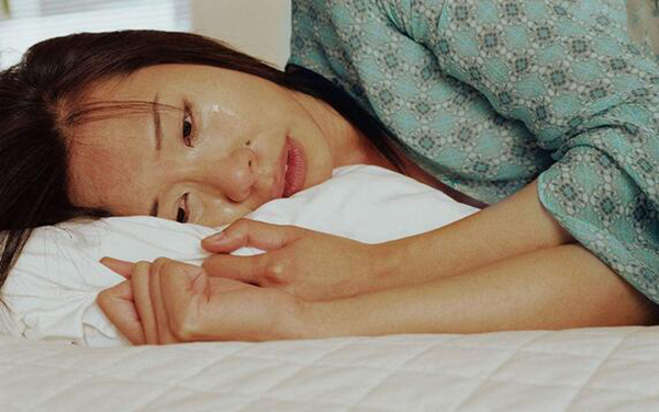 1h sáng tôi phải trèo tường trốn khỏi nhà chồng mới cưới vì yêu cầu lạnh sống lưng mà anh bắt tôi thực hiện-2