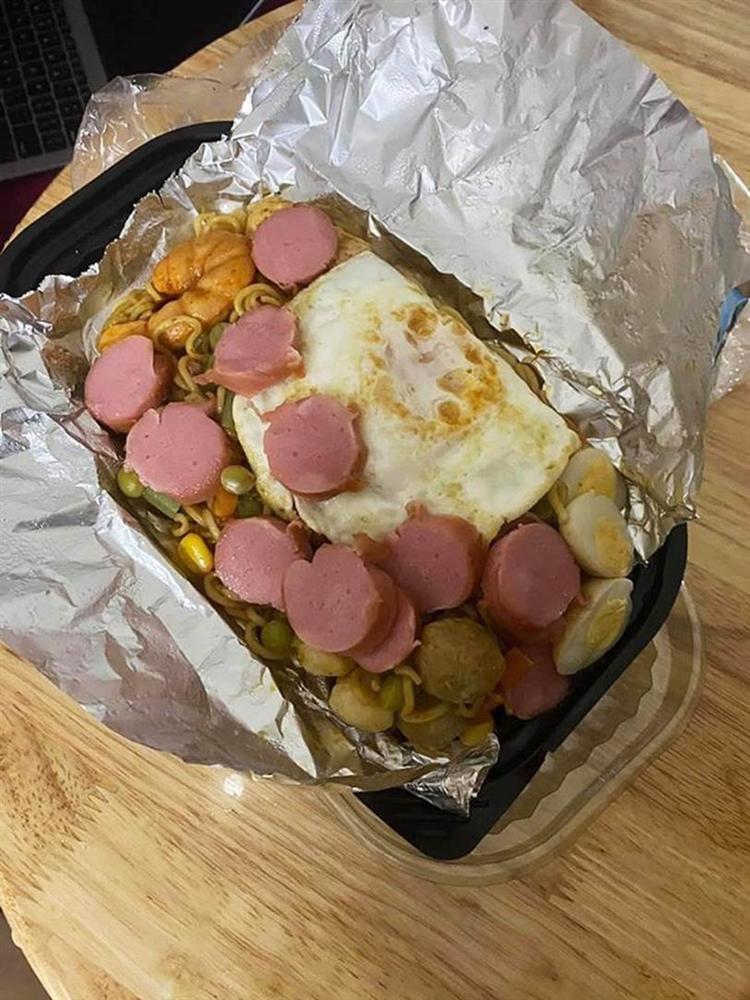 Anh shipper giao hàng mất nửa tiếng, gọi điện 8 lần mới gặp được khách trong đêm Sài Gòn mưa lớn, nhưng cách anh xin lỗi khiến ai cũng ngạc nhiên xúc động-3