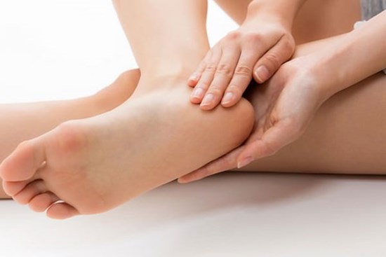 Luôn cảm thấy gót chân bị khô và nứt nẻ: 4 