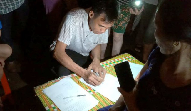 Vụ dân đưa giường chiếu nằm trước cổng nhà nguyên phó trưởng công an huyện để đòi lại tiền mua đất: Đã trả 160 triệu, nợ lại 520 triệu-1