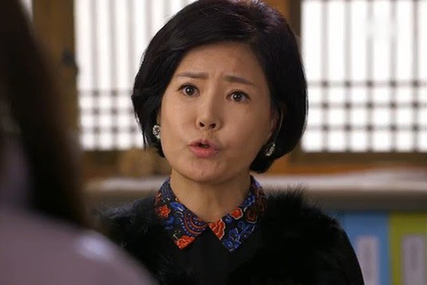 Bóc tôm cho con dâu bị người ngoài cạnh khóe, mẹ chồng đáp trả một câu ngắn gọn nhưng cực chất-2