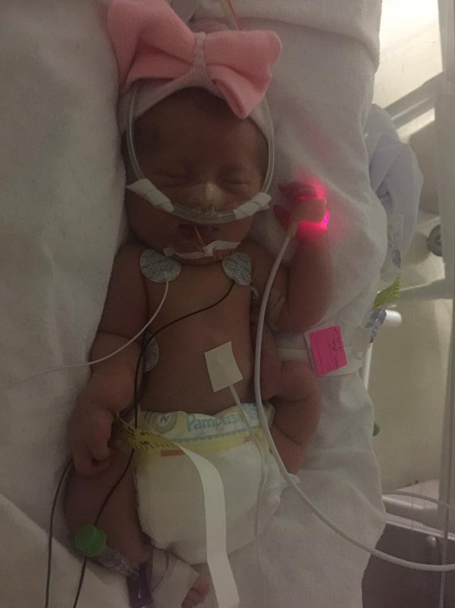 Gây sốt với clip chơi cầu trượt trên giường, ít ai biết rằng bé gái này mắc phải căn bệnh mà chỉ 1 cử động nhẹ cũng làm gãy xương-1