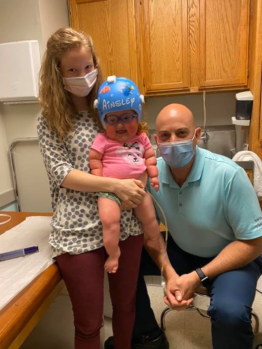 Gây sốt với clip chơi cầu trượt trên giường, ít ai biết rằng bé gái này mắc phải căn bệnh mà chỉ 1 cử động nhẹ cũng làm gãy xương-9