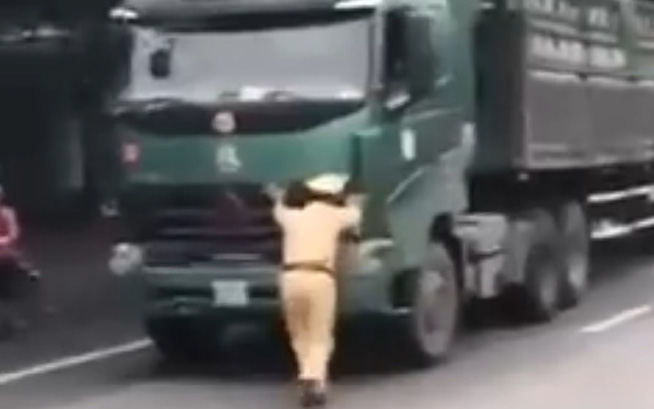 Tài xế khai lý do điều khiển xe tải đẩy chiến sĩ CSGT đi hàng chục mét trên đường ở Ninh Bình-1