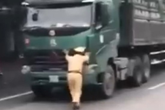 Tài xế khai lý do điều khiển xe tải đẩy chiến sĩ CSGT đi hàng chục mét trên đường ở Ninh Bình