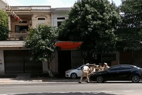CLIP: 4 CSGT đứng chặn trước mũi ô tô, tài xế vẫn ngoan cố không chịu dừng khiến tất cả phải chạy lùi