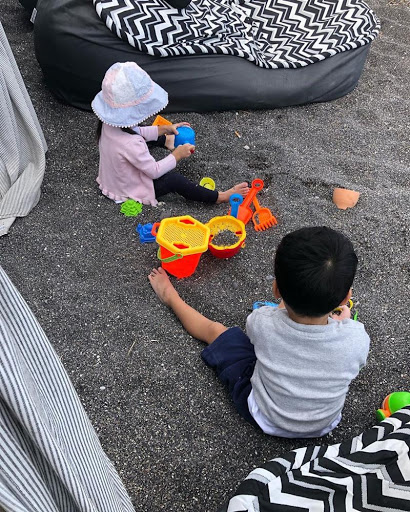 Con trai vừa trổ tài cắt dán, Hà Tăng đã đầu tư hẳn một góc sáng tạo nhìn là biết phong cách nhà giàu dạy con-3