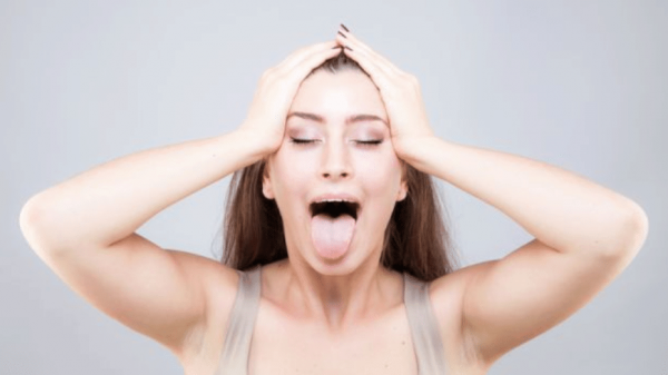 Buổi tập yoga với động tác thè lưỡi như dọa ma đang gây xôn xao hóa ra lại tốt cho cơ mặt cực kỳ!-2