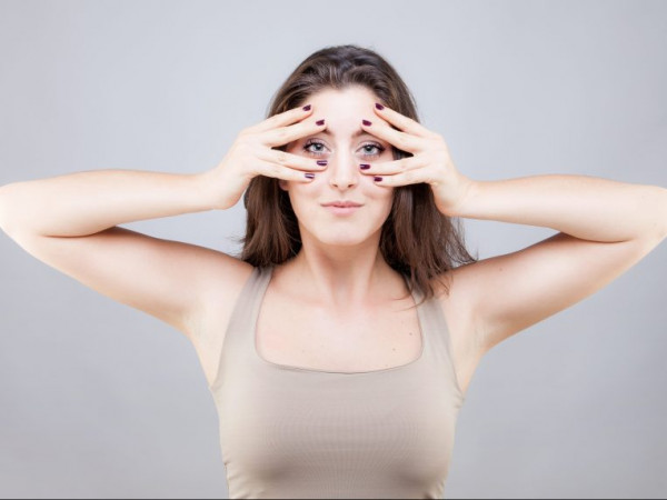 Buổi tập yoga với động tác thè lưỡi như dọa ma đang gây xôn xao hóa ra lại tốt cho cơ mặt cực kỳ!-5