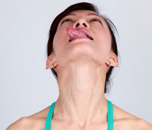 Buổi tập yoga với động tác thè lưỡi như dọa ma đang gây xôn xao hóa ra lại tốt cho cơ mặt cực kỳ!-8