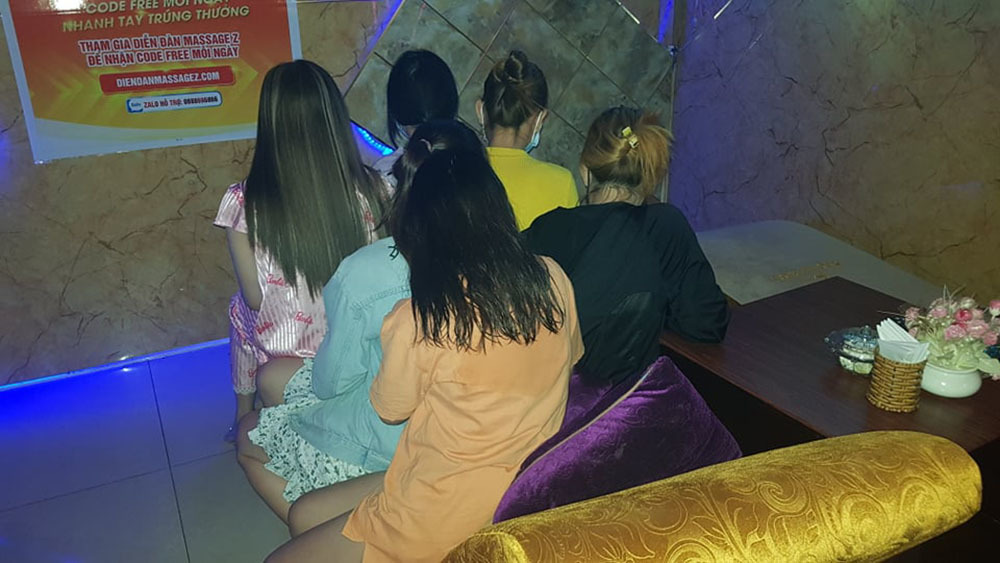 Đột kích điểm massage có suất vua đặc biệt”, 4 nữ tiếp viên chiều một khách-1