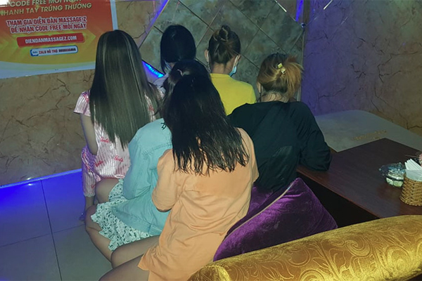 Quán massage đón khách bất chấp lệnh cấm-2