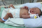 Vụ bé sơ sinh bị mẹ bỏ rơi trong khe tường ở Hà Nội: Ông bà ngoại từ quê ra nhận cháu, đang chờ kết quả ADN để hoàn tất thủ tục-4