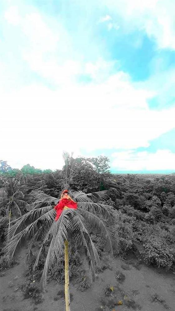 Chụp ảnh cưới studio xưa rồi, trèo lên ngọn dừa cao chót vót để bung lụa mới là hot hòn họt và không bao giờ lo đụng dáng!-4