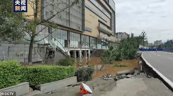 Video: Khoảnh khắc kinh khủng khi hố tử thần rộng 500 m2 bất ngờ xuất hiện bên đường nuốt chửng 21 xe ô tô-1