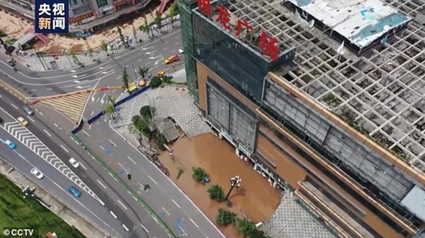 Video: Khoảnh khắc kinh khủng khi hố tử thần rộng 500 m2 bất ngờ xuất hiện bên đường nuốt chửng 21 xe ô tô-2