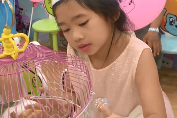 Hơn nửa năm sau ngày mẹ mất, con gái Mai Phương vẫn khiến mọi người xót xa nhưng phần nào an tâm vì được người này nuôi dạy-4