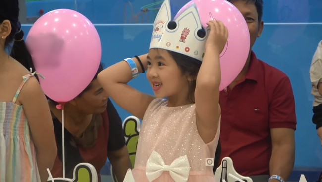 Biểu cảm gây chú ý trong tiệc sinh nhật 7 tuổi của con gái Mai Phương sau 5 tháng mẹ qua đời-1