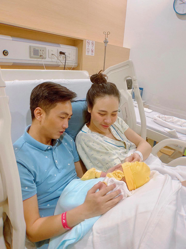 Bà mẹ mới sinh” Đàm Thu Trang khoe khoảnh khắc đáng yêu của con gái, gương mặt bé gây tò mò-2