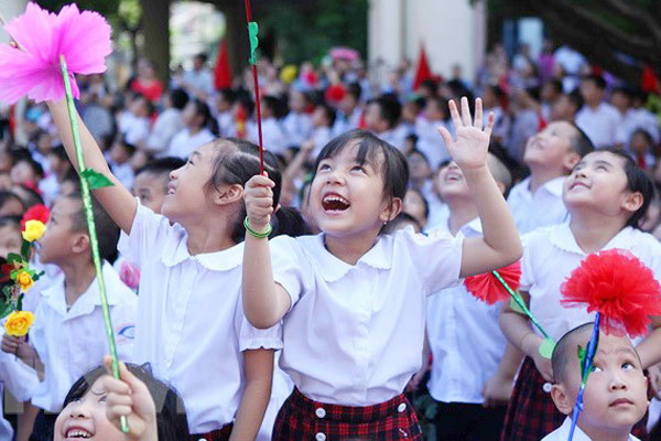 Ngày đầu tiên đi học nhưng không có mẹ dắt tay đến trường, cậu bé có biểu cảm vừa thương lại vừa không nhịn được cười-2