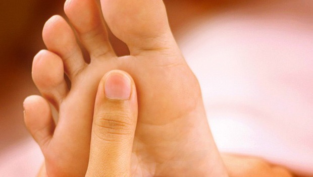 Bàn chân giống như đồng hồ sức khoẻ, 3 dấu hiệu này trên bàn chân cho biết rất có thể gan của bạn đang gặp vấn đề-1
