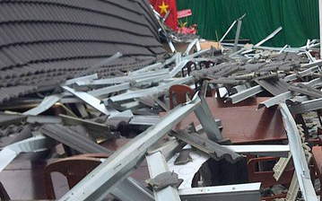 Mái nhà cao 8 mét đang thi công bất ngờ đổ sập đè trúng 4 thợ xây, 2 người tử vong-1