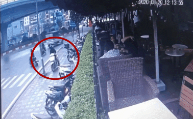 Vụ trộm SH ngay giữa ngã tư ở Hà Nội, chủ xe đăng clip lên mạng cùng lời nhắn đặc biệt-1