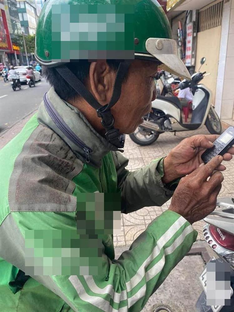 Danh tính cô gái Sài Gòn ra tay giúp đỡ, đưa người xe ôm nghèo đi mua điện thoại mới-1
