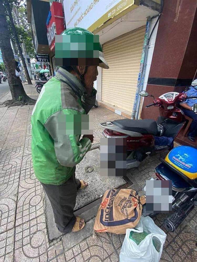 Danh tính cô gái Sài Gòn ra tay giúp đỡ, đưa người xe ôm nghèo đi mua điện thoại mới-2